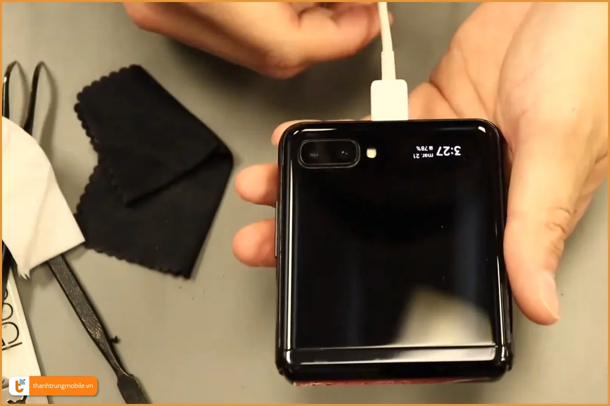 Samsung Z Flip sạc không vào tín hiệu