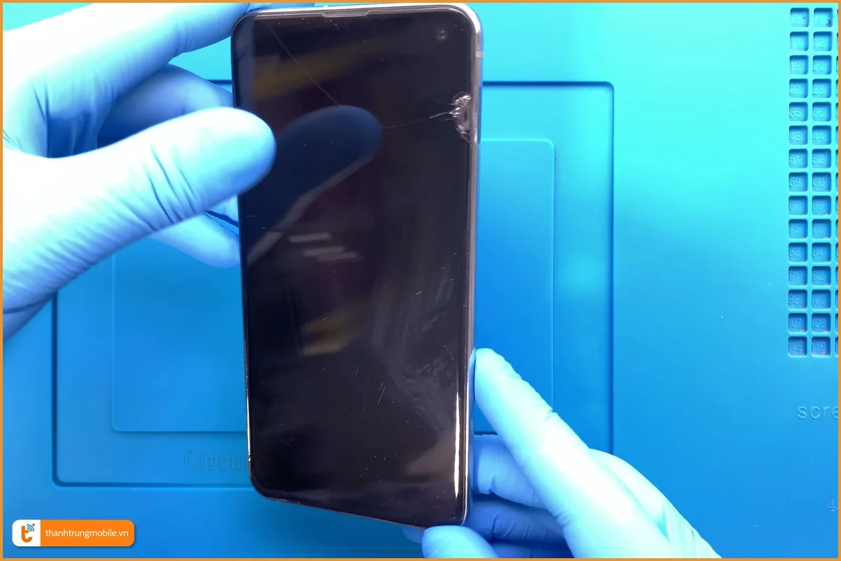 Samsung S10E cấn bể màn hình, móp khung sườn cần thay cả bộ màn hình liền khung