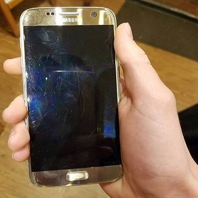 Đánh bóng mặt kính Samsung Galaxy S7