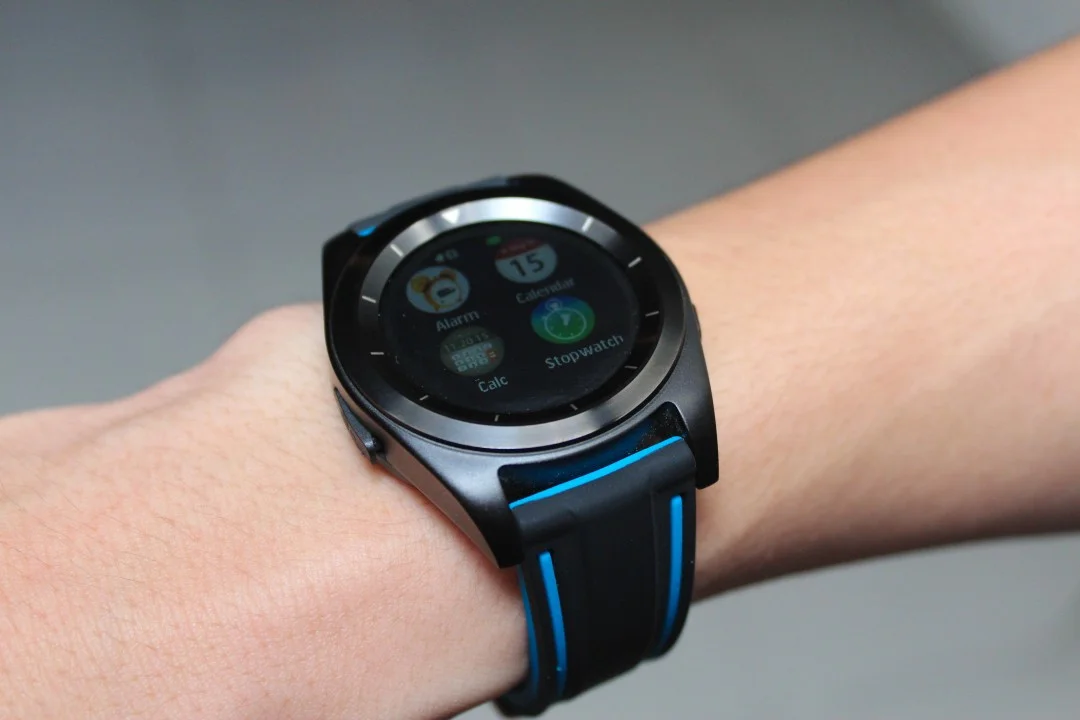 danh-bong-mat-kinh-samsung-galaxy-watch-active-2