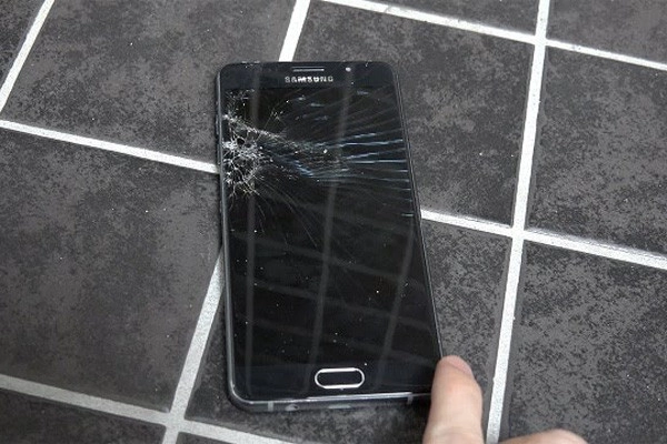 Hình ảnh minh họa cho điện thoại bị nứt, vỡ mặt kính