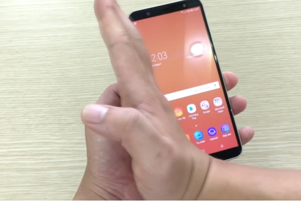 cach-chup-man-hinh-samsung-j8-1