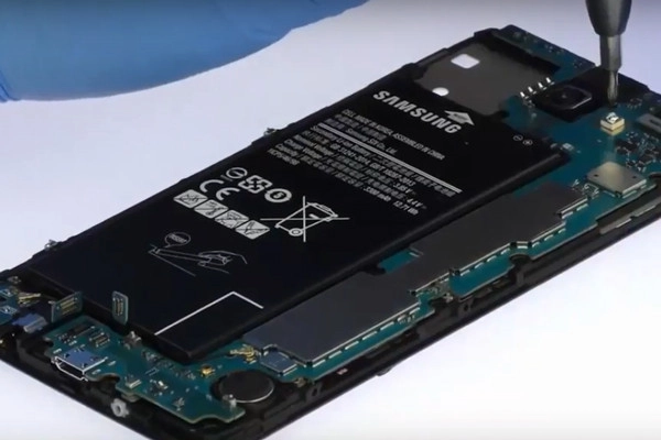 cach-thao-pin-samsung-j7-prime-13