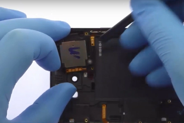 cach-thao-pin-samsung-j7-prime-9