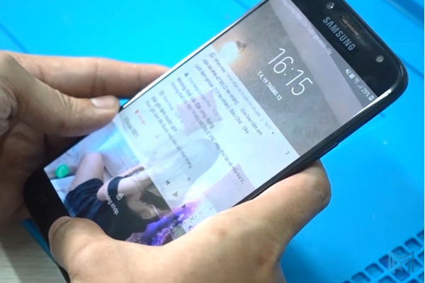 Tìm hiểu nguyên nhân chảy mực màn hình Samsung J7 Pro và cách khắc phục
