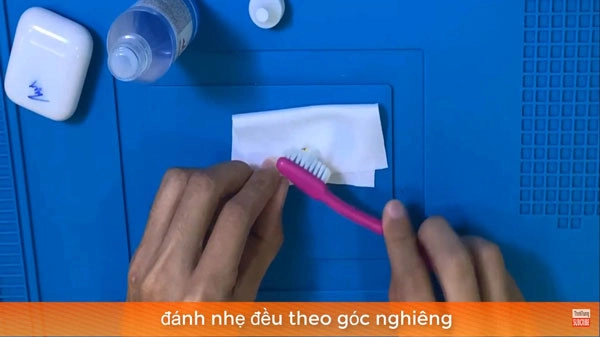 cach-ve-sinh-tai-nghe-airpods-3