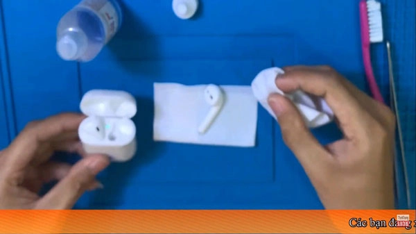 cach-ve-sinh-tai-nghe-airpods-6