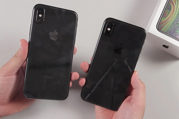 Không thể phân biệt được bằng cách này nếu 2 chiếc iPhone X và XS cùng là màu đen.