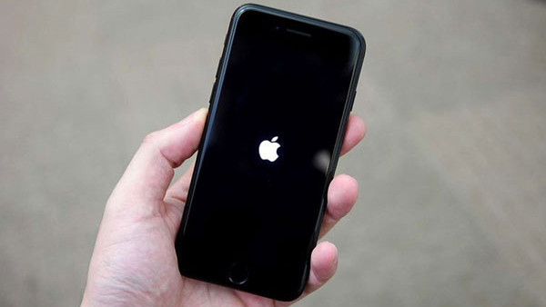 iPhone khởi động lại máy nhưng bị kẹt ở logo quả táo