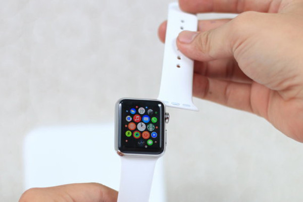 Cách tháo và vệ sinh dây đồng hồ Apple Watch đơn giản nhanh chóng 5