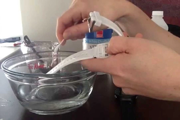 cach-ve-sinh-day-apple-watch-2