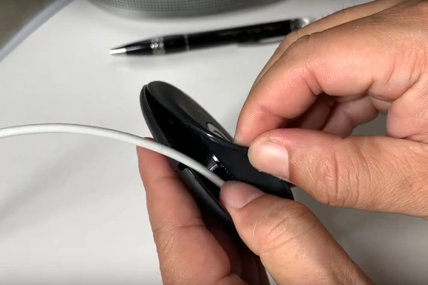 Nếu bạn cảm thấy 1m dây quá dài có thể thu gọn vào bên trong đế