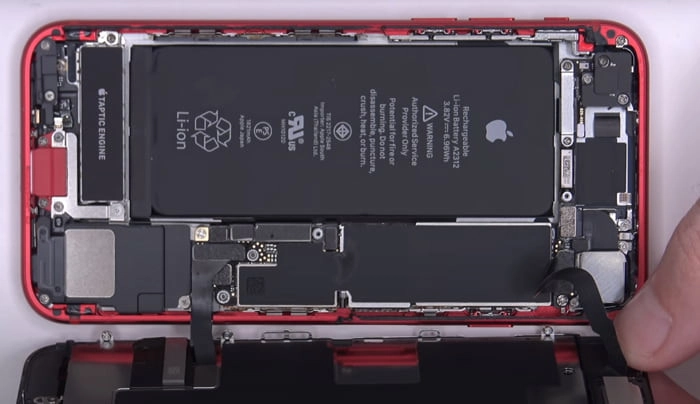 Tháo vỏ ra để lắp pin iPhone SE 2020