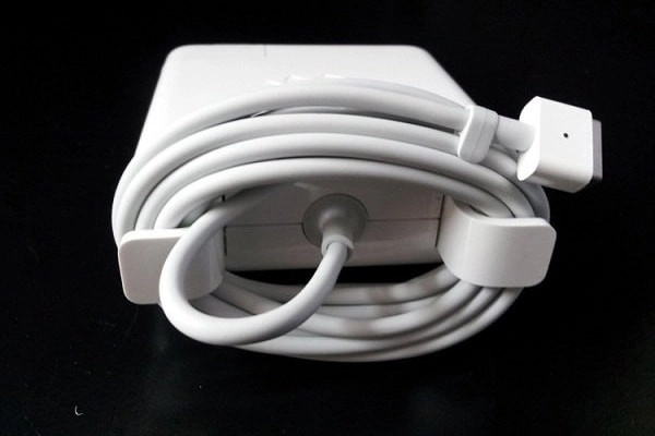 cach-quan-day-sac-macbook-3