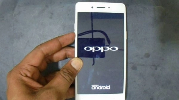 Điện thoại Oppo F1s treo logo