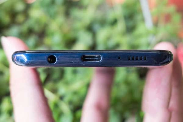 Vệ sinh chân sạc