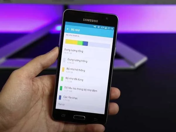Điện thoại Samsung j3 Pro sạc không vào pin