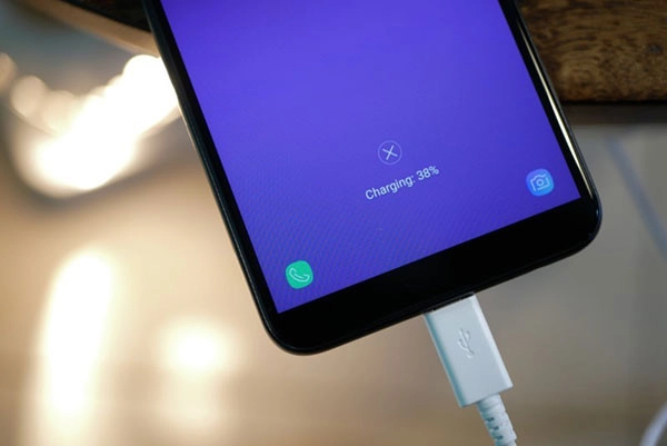 samsung-j8-liet-cam-ung-2