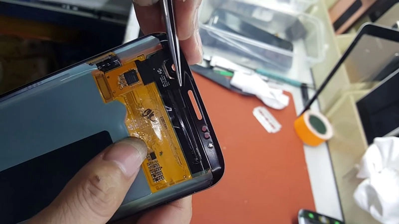 sua-samsung-s7-edge-bi-soc-hong-2