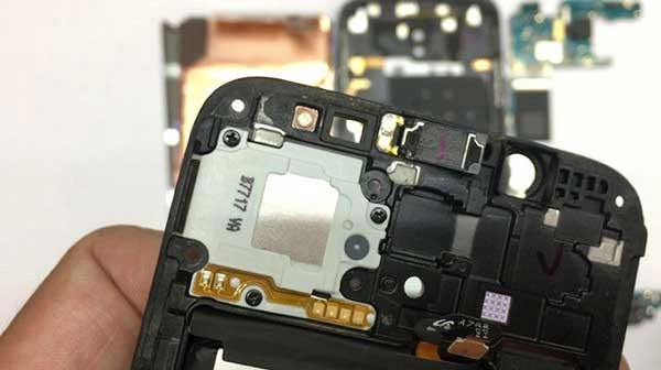 sua-samsung-j7-prime-mat-loa-trong-3