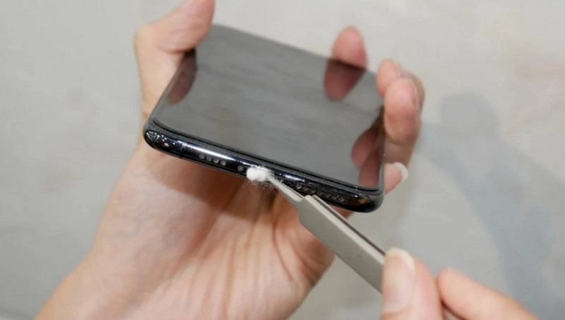 iPhone 11 Pro Max sạc không lên pin 2