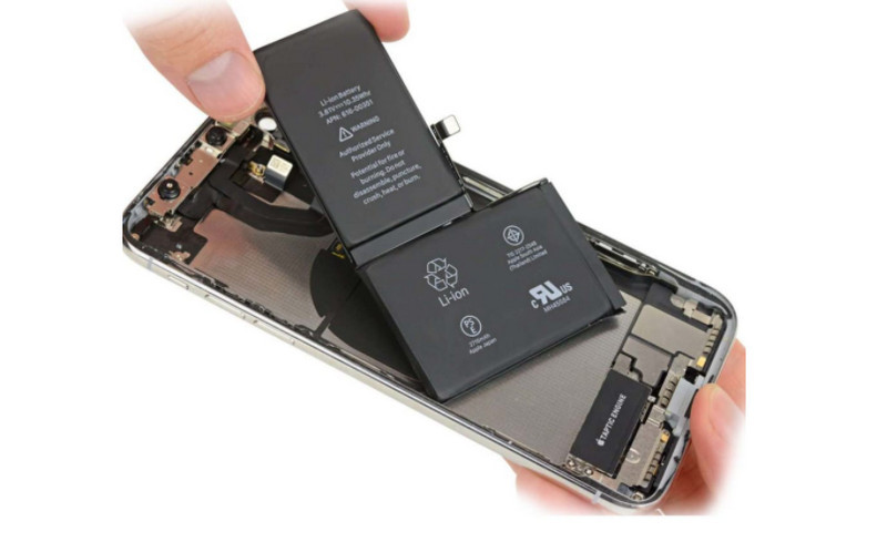 iPhone Xs mau hết pin