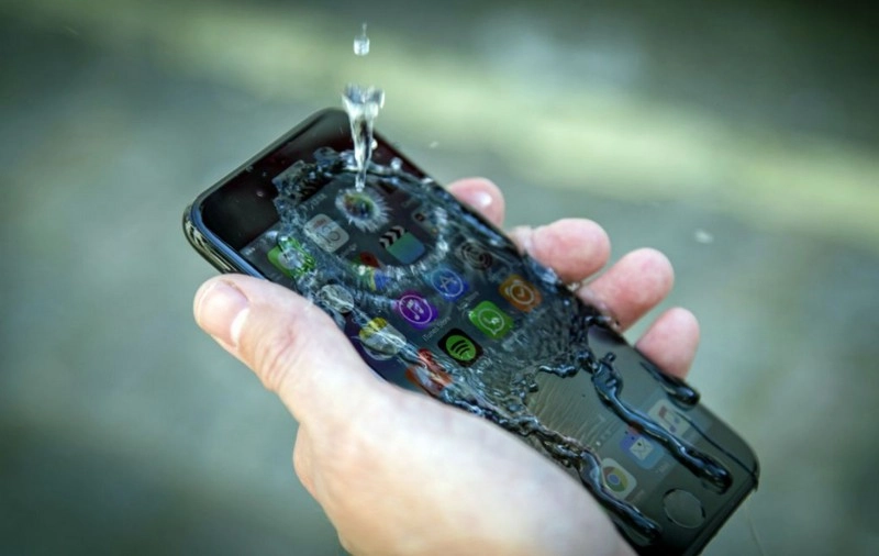 Có nhiều nguyên nhân loa điện thoại bị vô nước