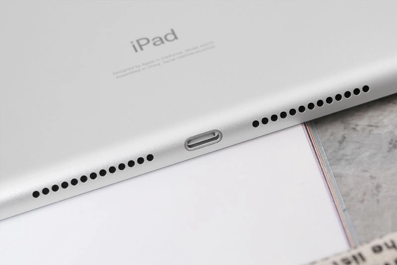 thay-chan-sac-ipad-gen-8-2