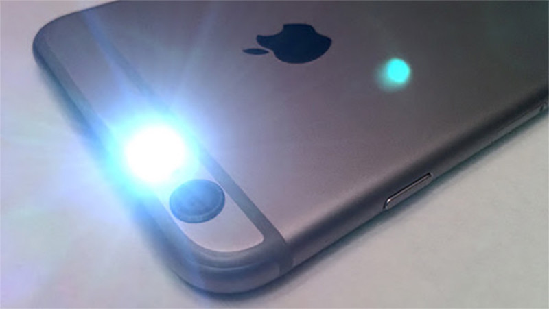 Dấu hiệu nhận biết cần thay đèn flash iPhone 13