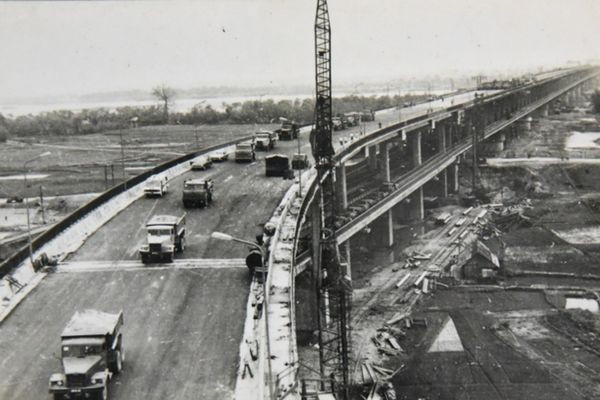 Khởi công xây dựng cầu Thăng Long