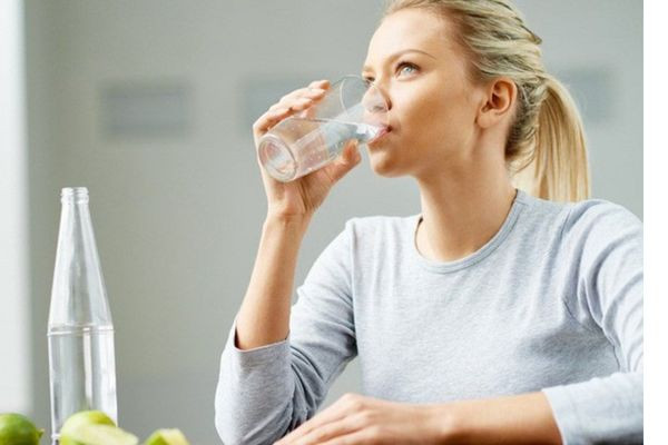 Uống ít nhất 2 lít nước một ngày