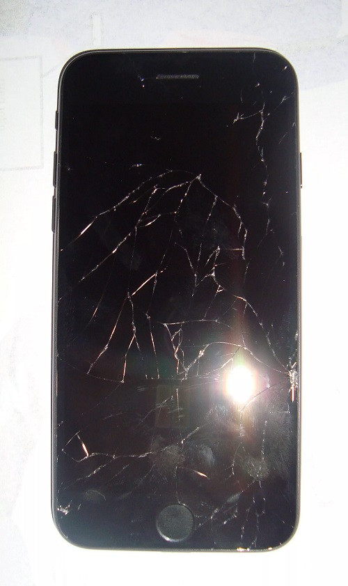 Màn hình bị vỡ cần thay màn hình iPhone 7 Plus Dura