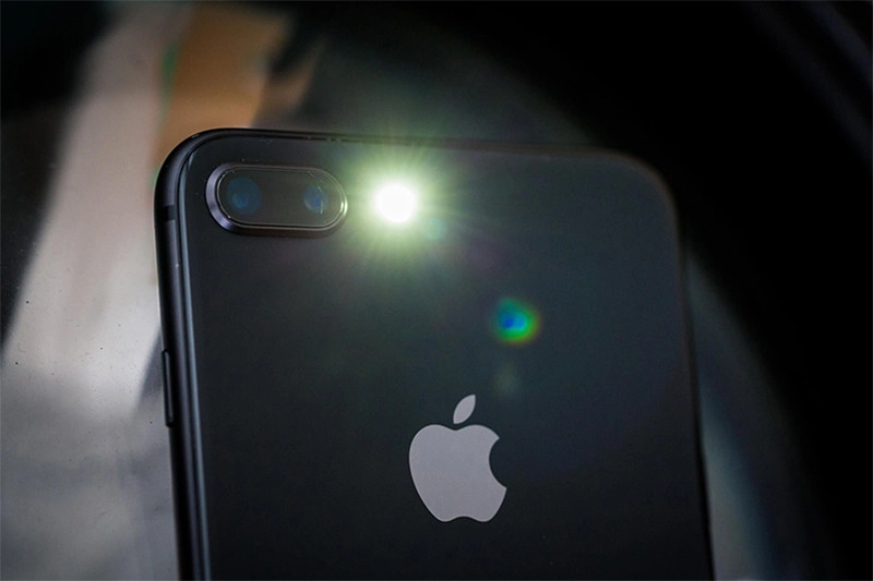 Dấu hiệu nhận biết khi cần thay đèn flash iPhone Xr