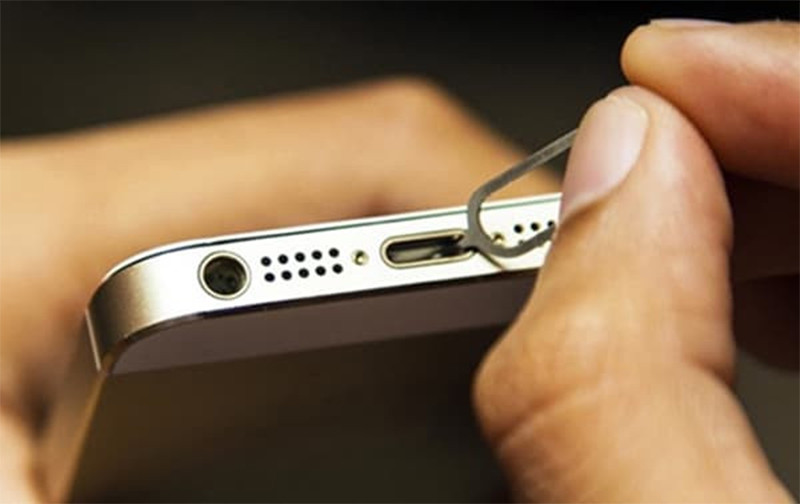 Kiểm tra cổng sạc của iPhone 5s