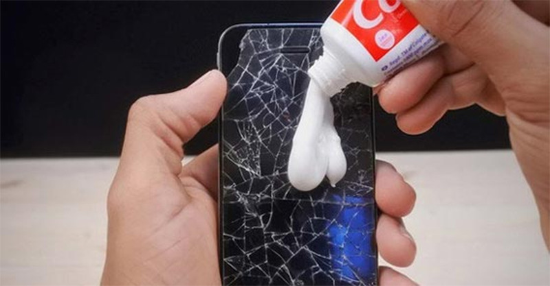 Sử dụng kem đánh răng xóa trầy iphone 14