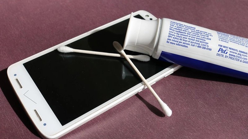 Dùng kem đánh răng làm mờ vết xước màn hình iPhone