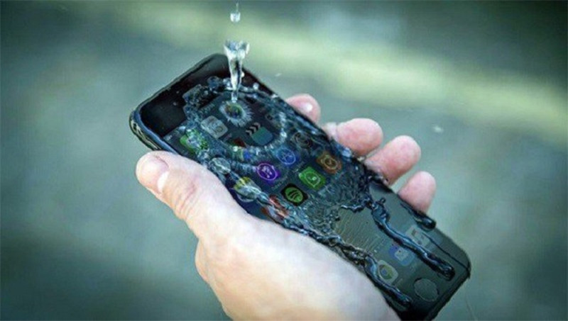 Do máy iPhone 12 mini bị ngấm nước