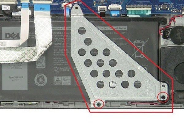 Tháo vỏ kim loại trước khi lấy pin trong một số dòng máy