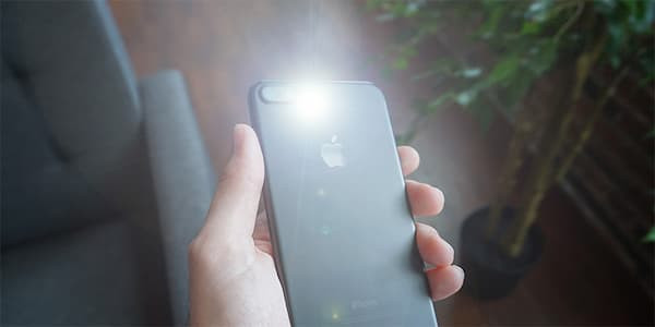 Hướng dẫn cách mở đèn pin trên điện thoại iPhone và Samsung