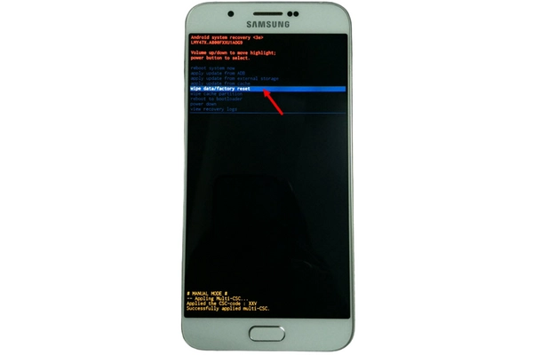 Chọn lệnh “wipe data/factory reset”