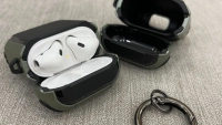 cach-thao-lap-airpods-bi-ket-trong-case