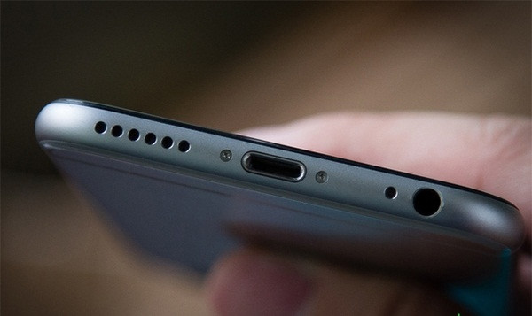 Kiểm tra chi tiết ốc vít trên vỏ iPhone 7 