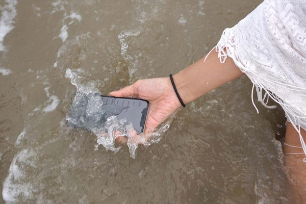 Bạn nên tránh để iPhone tiếp xúc với nước biển