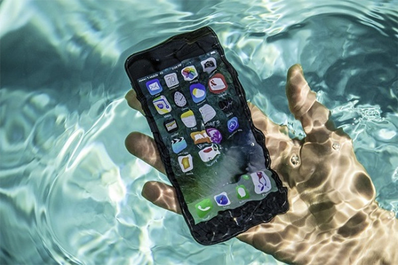 Vì sao điện thoại iPhone rơi vào trong nước