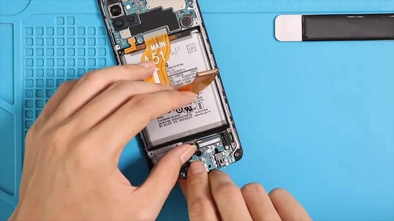 Dấu hiệu cần thay chân sạc điện thoại Samsung Galaxy A51