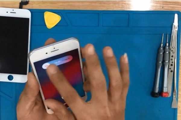 Tắt nguồn tháo 2 ốc ở đuôi máy