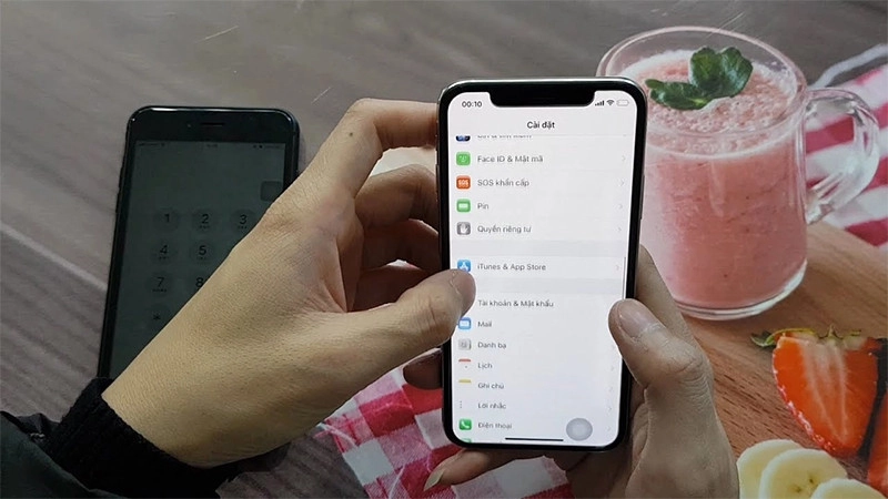Sử dụng ngón tay thực hiện thao tác với màn hình chính để phóng to, thu nhỏ