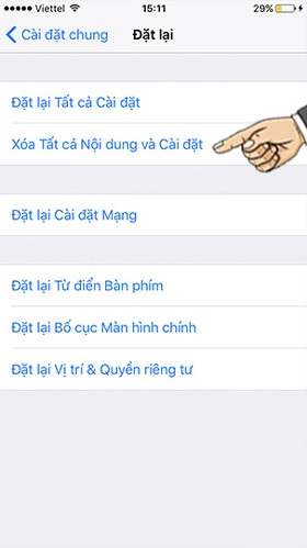 Chọn xóa tất cả nội dung và cài đặt