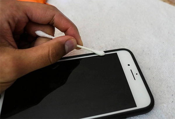 Vệ sinh màn hình điện thoại cẩn thận