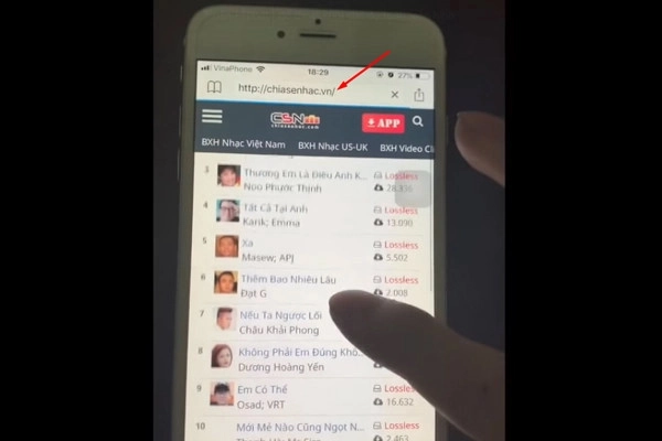 truy cập vào địa chỉ chiasenhac.vn và chọn cho mình 1 bài hát yêu thích